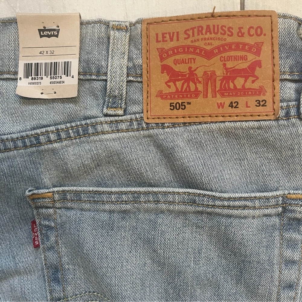 NWT Levi's 505 Men's 42x32 Regular Fit Straight Leg Jeans Light Wash Classic - Picture 9 of 11